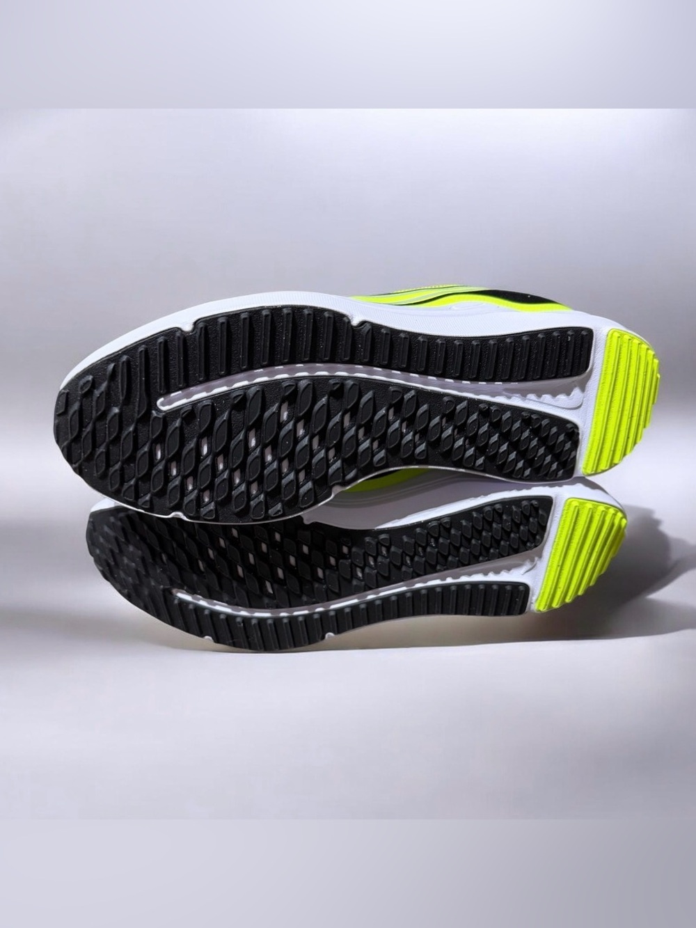 Nike Blk/Neon Yellow Athletic Sneakers Men’s/Youth Sz 6.5 or Women’s Size 8 NWOT - Picture 3 of 4
